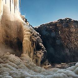 Derrière la cascade, un monde glacé